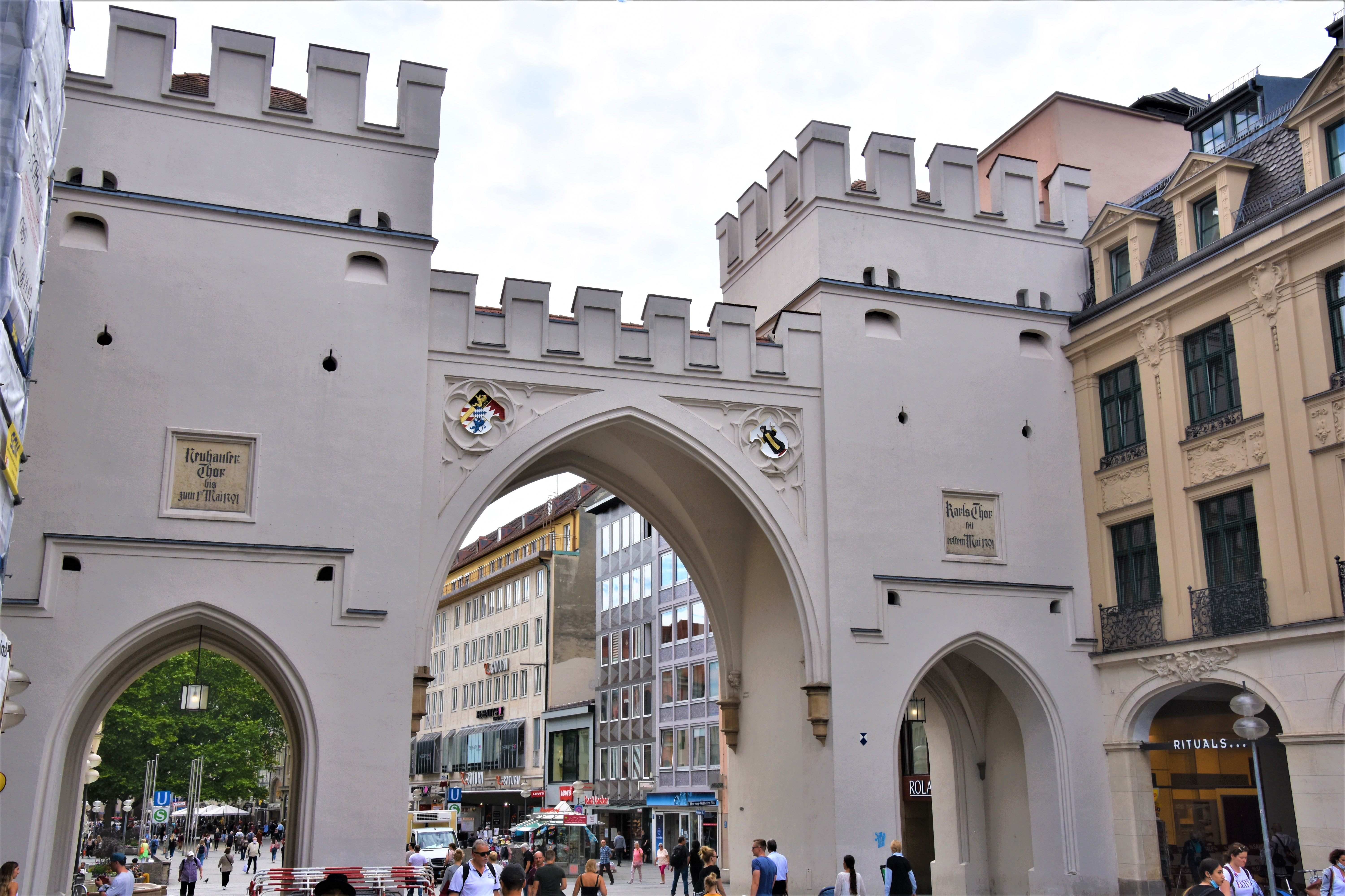 "Hier geht's zu wie am Stachus!" Rund um den Karlsplatz